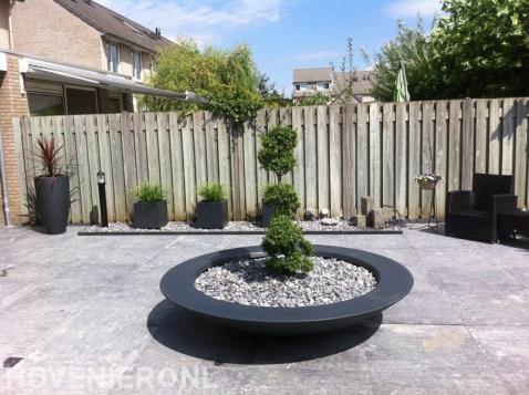 Design plantenbak in moderne tuin