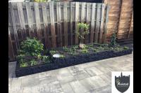 Plantenbak van stapelblokken met nieuwe beplanting