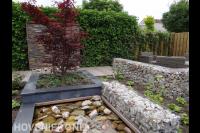 Tuin met schanskorven, vijver en houten schuurtje 2