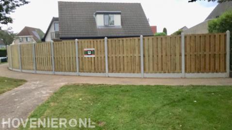 Hout beton schutting plaatsen