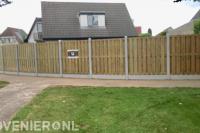 Hout beton schutting plaatsen