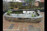 Heldere vijver van oude stenen en tegels