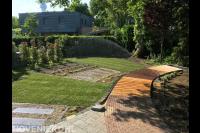 Tuinaanleg met sierbestrating, gazon van graszoden en beregening