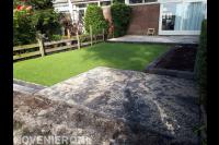 Tuinaanleg met bestrating en kunstgras