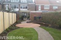 Tuin met ronde vormen, vijver, houten vlonder en klein gazon 2