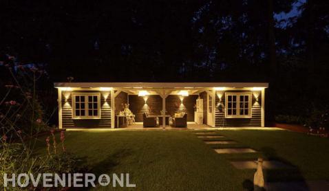 Sfeervolle verlichting van grote veranda