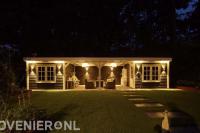 Sfeervolle verlichting van grote veranda