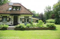 Gazon rondom woning met verhoogd terras