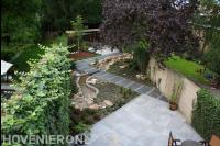 Smalle achtertuin met waterloop en pergola