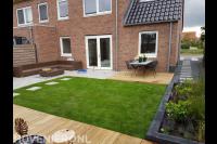 Achtertuin met gazon, vlonders en sierbestrating