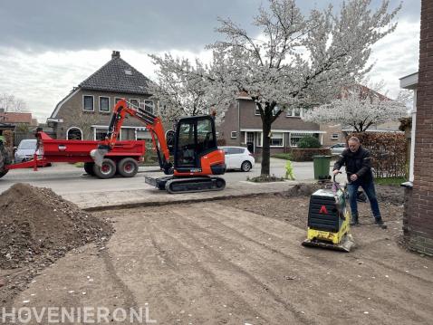 Grondwerk oprit, onderlaag menggranulaat voor de beste kwaliteit.