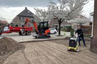Grondwerk oprit, onderlaag menggranulaat voor de beste kwaliteit.