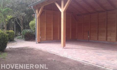 Bestrating onder houten overkapping