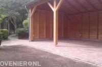 Bestrating onder houten overkapping