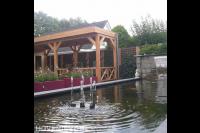 Houten veranda bij vijver