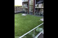 Kunstgras op dakterras met lichtkoepels