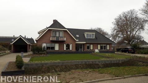 Voortuin met keerwand en gazon