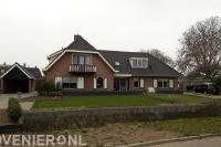 Voortuin met keerwand en gazon