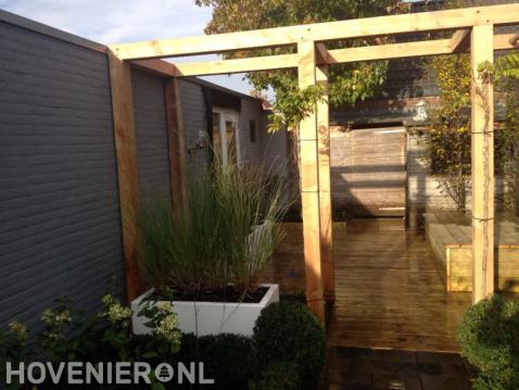 Robuuste houten pergola boven vlonder