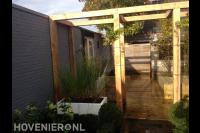 Robuuste houten pergola boven vlonder