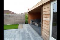 Tuinaanleg met bestrating, kunstgras en overkapping