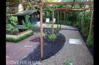 Tuin met vijver en grote pergola 2