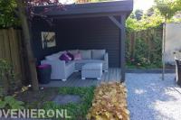 Houten overkapping met vlonder en loungeset