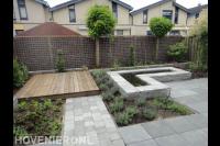 Houten vlonder bij kleine smalle vijver