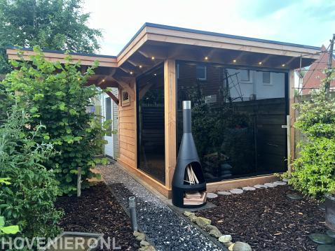 Tuinkamer met getinte glasgordijnen en LED spots