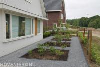 Zijtuin met borders omgeven door split