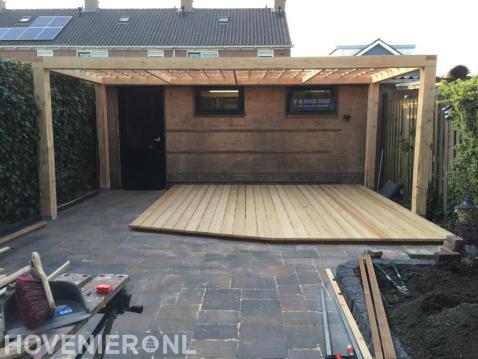 Houten vlonder en pergola met dak van trellisschermen