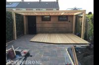 Houten vlonder en pergola met dak van trellisschermen