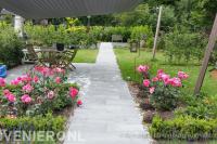 Tuin met gazon en terras met schaduwdoek 2