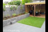 Achtertuin met veranda en kunstgras