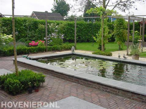 Tuin met vijver, pergola en gazon