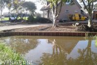 Houten beschoeiing langs waterkant