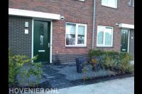 Onderhoudsarme voortuin met split en jonge haag