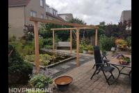 Achtertuin met vijver en houten pergola