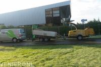 Bedrijfsbus met aanhanger en takkenversnipperaar