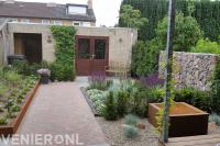 Tuin met accenten van steen en cortenstaal 1