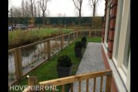 Laag hekwerk rondom tuin aan waterkant