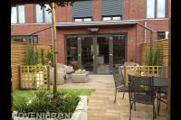 Vlonderterras met loungeset en houten overkapping met schuurtje 3