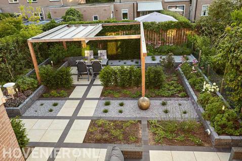 Grote houten pergola met harmonicadoek in tuin met strakke lijnen