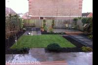 Tuinaanleg met bestrating, vijver en gazon van graszoden