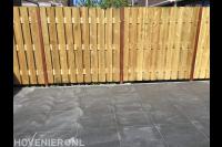 Houten schutting en nieuwe strakke bestrating