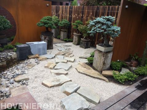 Oosterse tuin met waterloop, stapstenen en bonsai bomen 2