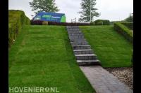 Graszoden leggen op helling