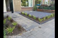 Onderhoudsarme voortuin met bestrating, split en siergras