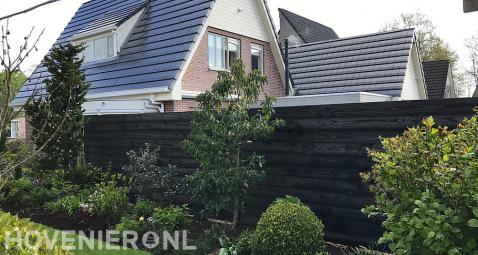 Schutting van donker hout