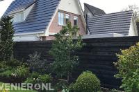 Schutting van donker hout